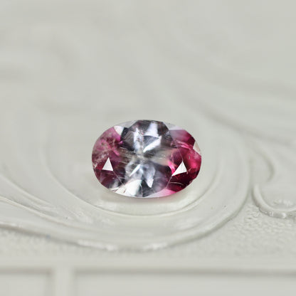 パーティカラードトルマリン 0.77ct オーバルカット 6.9mm×5.0mm×3.4mm【MJ3036】
