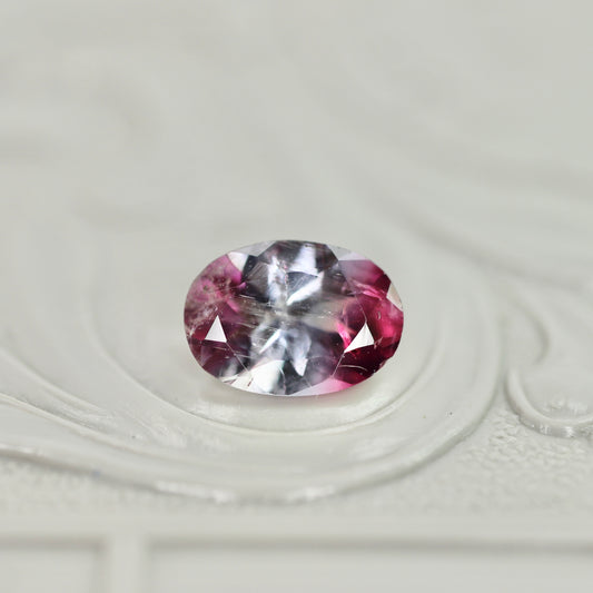 パーティーカラードトルマリン 0.78ct オーバルカット 7.0mm×5.1mm×3.4mm【MJ3036】