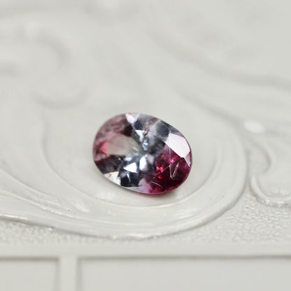 パーティカラードトルマリン 0.77ct オーバルカット 6.9mm×5.0mm×3.4mm【MJ3036】