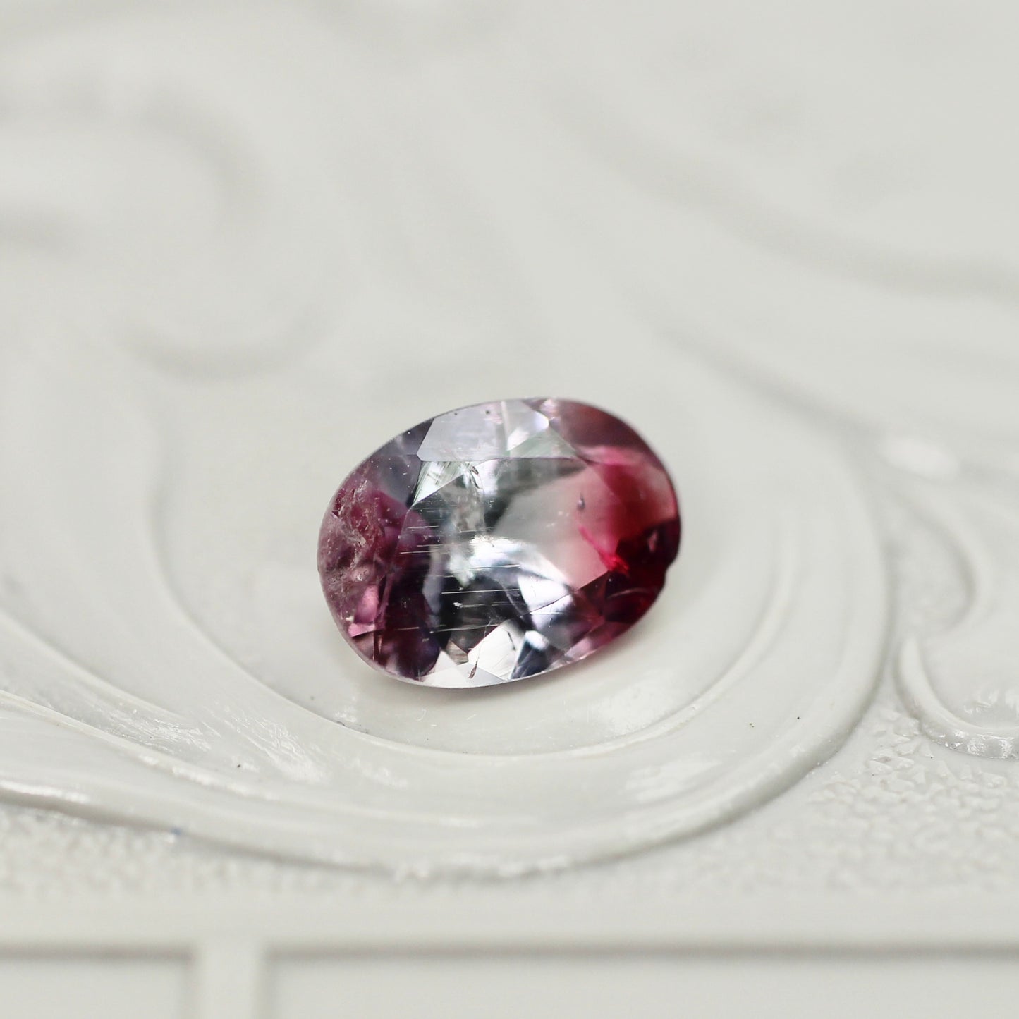 パーティカラードトルマリン 0.77ct オーバルカット 6.9mm×5.0mm×3.4mm【MJ3036】