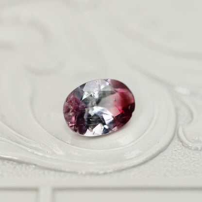 パーティカラードトルマリン 0.77ct オーバルカット 6.9mm×5.0mm×3.4mm【MJ3036】