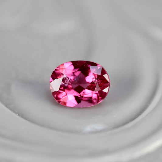 ピンクスピネル 0.20ct オーバルカット 3.9mm×3.1mm×2.1mm【MJ2759】