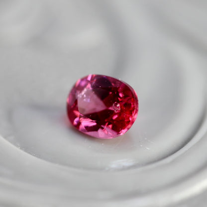 ピンクスピネル 0.20ct オーバルカット 3.9mm×3.1mm×2.1mm【MJ2759】