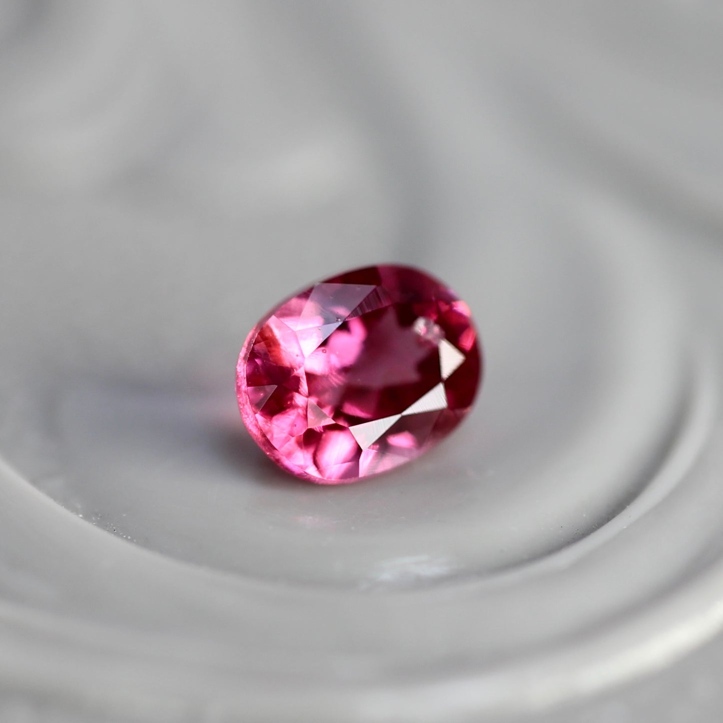 ピンクスピネル 0.20ct オーバルカット 3.9mm×3.1mm×2.1mm【MJ2759】