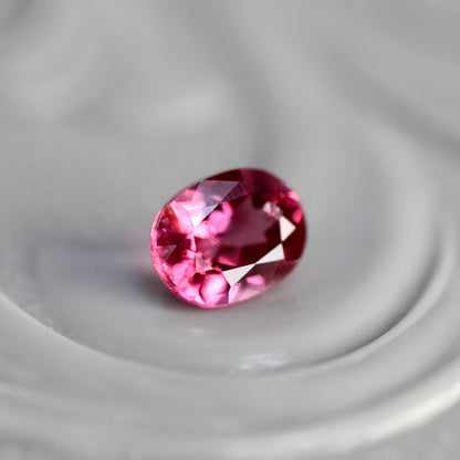 ピンクスピネル 0.20ct オーバルカット 3.9mm×3.1mm×2.1mm【MJ2759】