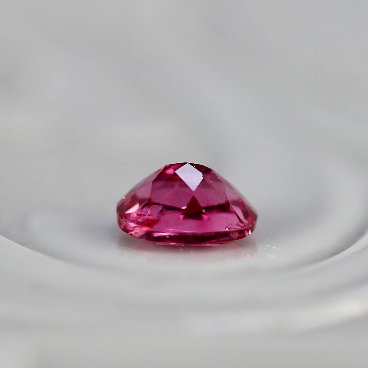 ピンクスピネル 0.20ct オーバルカット 3.9mm×3.1mm×2.1mm【MJ2759】