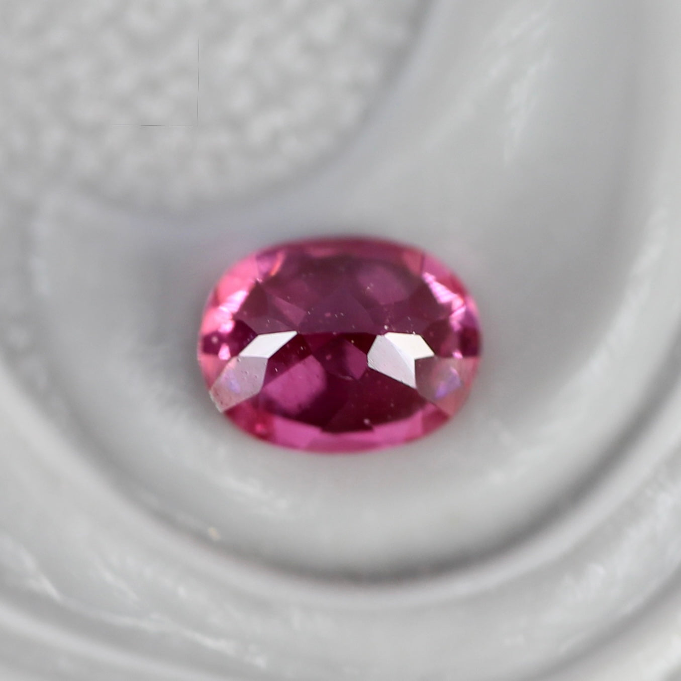 ピンクスピネル 0.20ct オーバルカット 3.9mm×3.1mm×2.1mm【MJ2759】