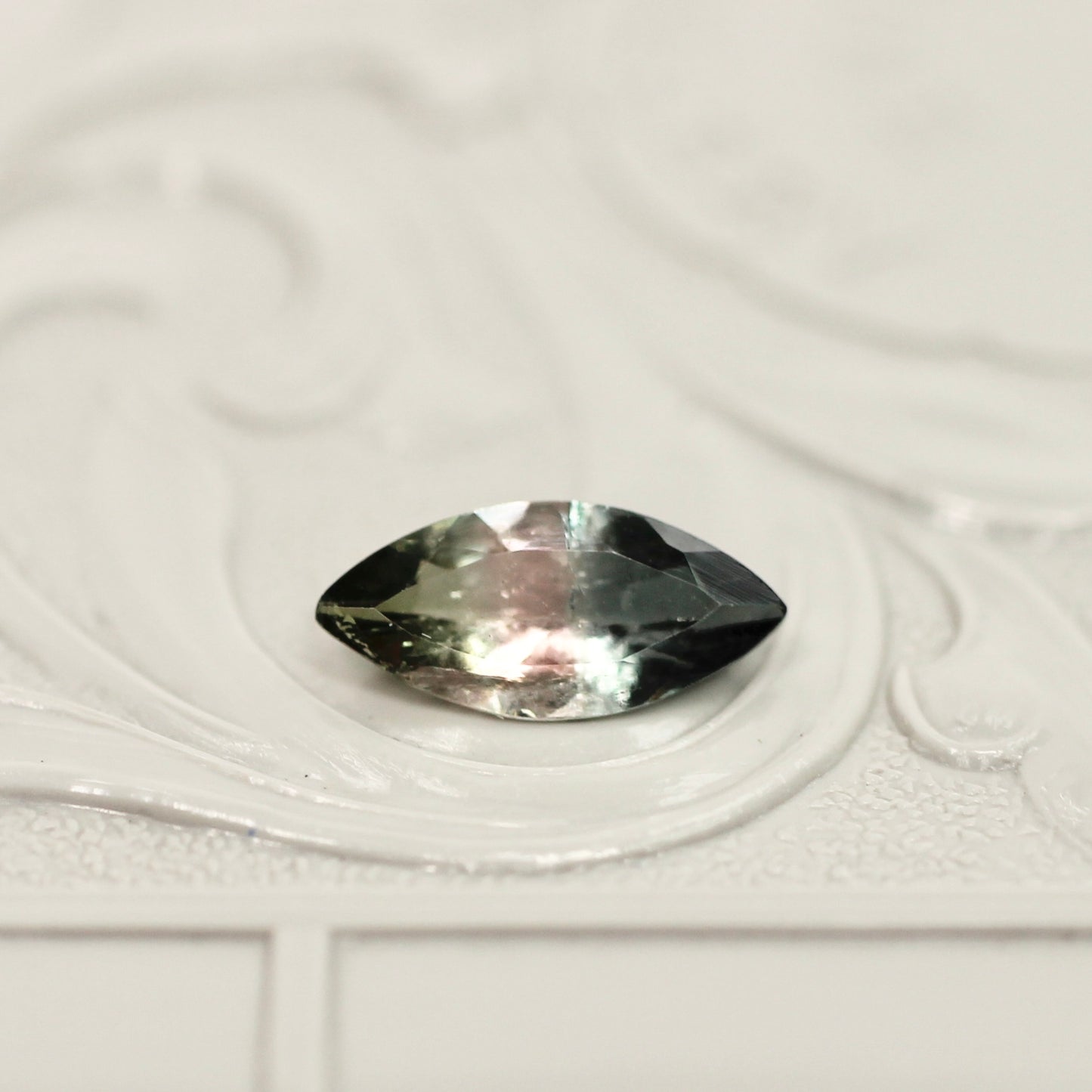 パーティーカラードトルマリン 0.72ct マーキスカット 9.7mm×4.5mm×2.6mm【MJ3037】