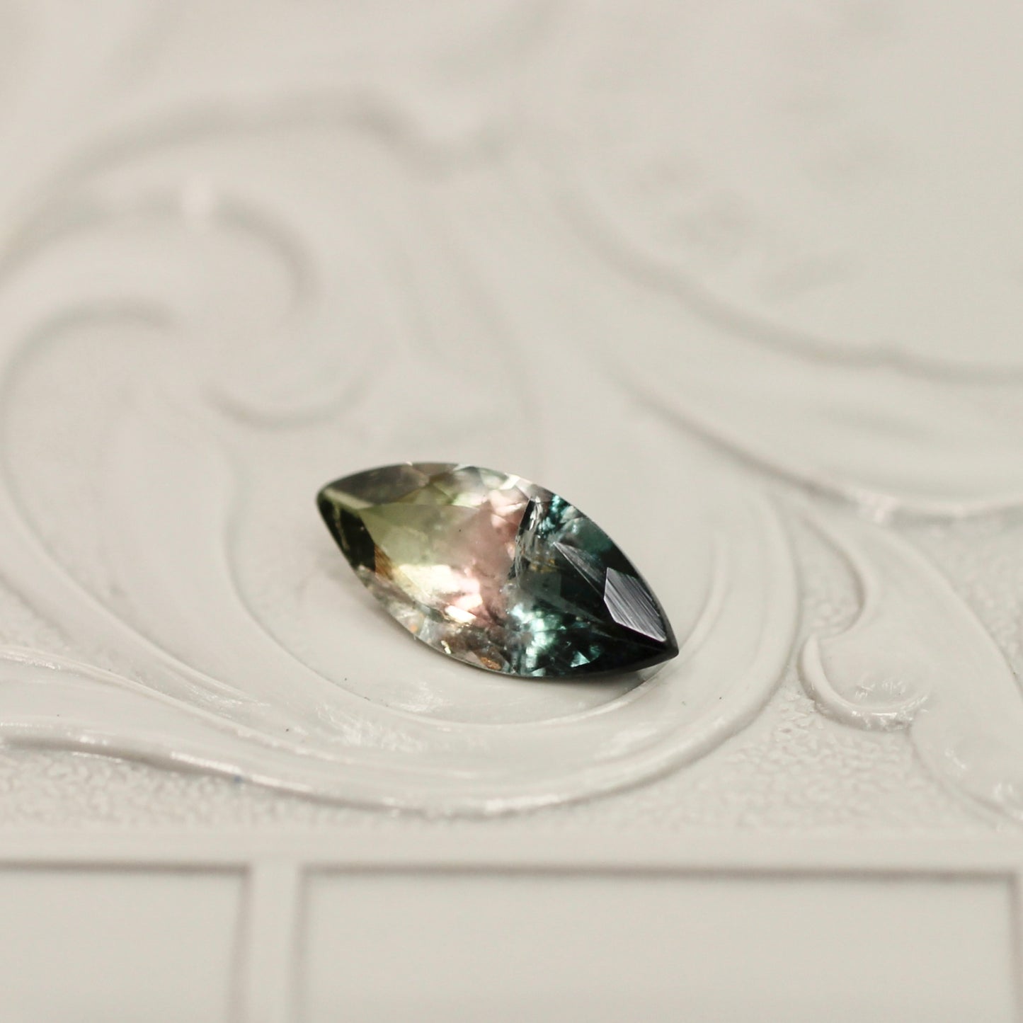 パーティーカラードトルマリン 0.72ct マーキスカット 9.7mm×4.5mm×2.6mm【MJ3037】