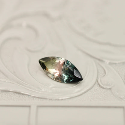 パーティーカラードトルマリン 0.72ct マーキスカット 9.7mm×4.5mm×2.6mm【MJ3037】