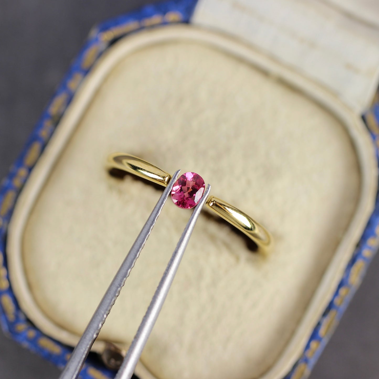 ピンクスピネル 0.20ct オーバルカット 3.9mm×3.1mm×2.1mm【MJ2759】