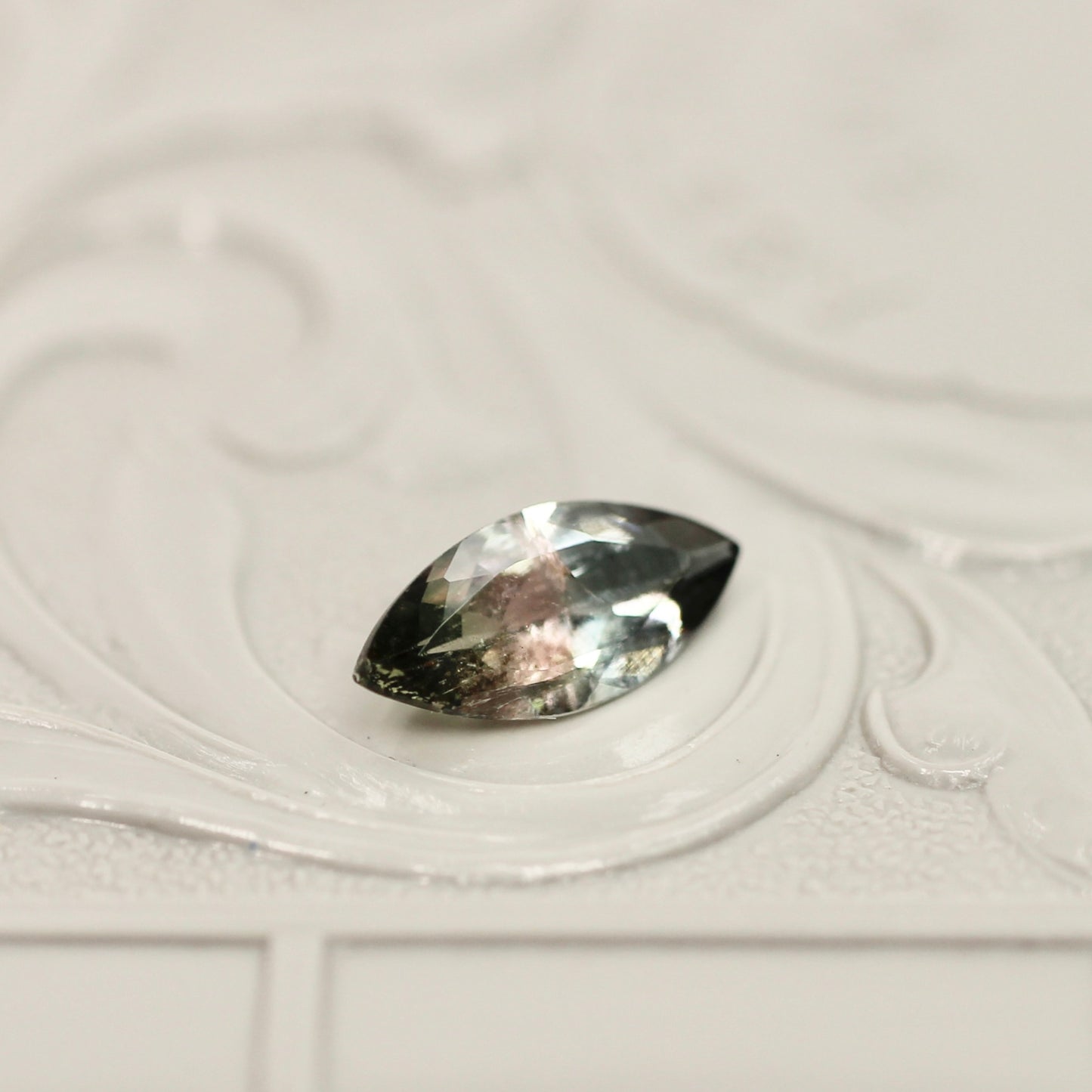 パーティーカラードトルマリン 0.72ct マーキスカット 9.7mm×4.5mm×2.6mm【MJ3037】