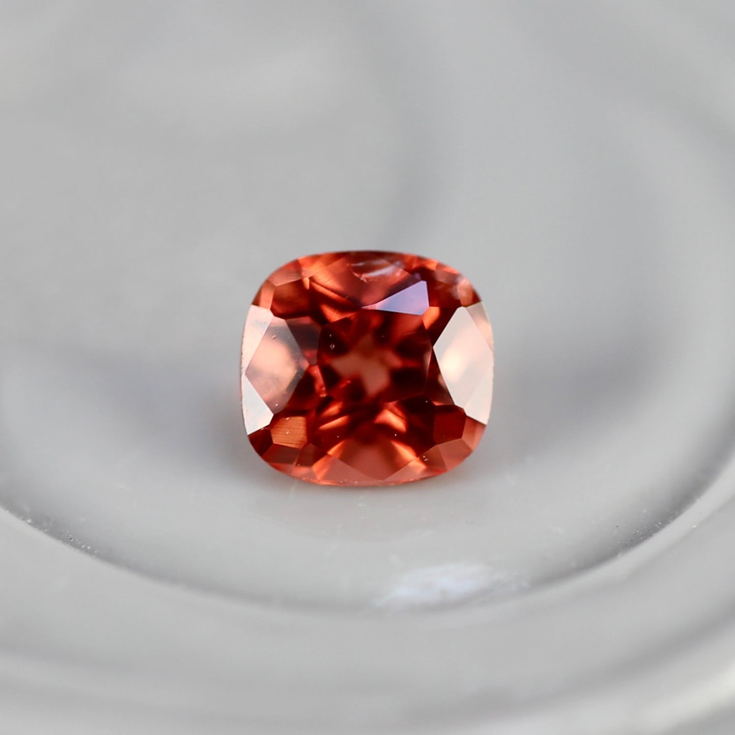 レッドスピネル 0.15ct クッションカット 3.1mm×2.9mm×2.1mm【MJ2760】