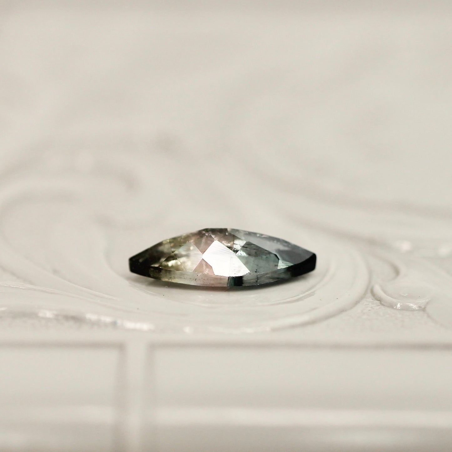 パーティーカラードトルマリン 0.72ct マーキスカット 9.7mm×4.5mm×2.6mm【MJ3037】