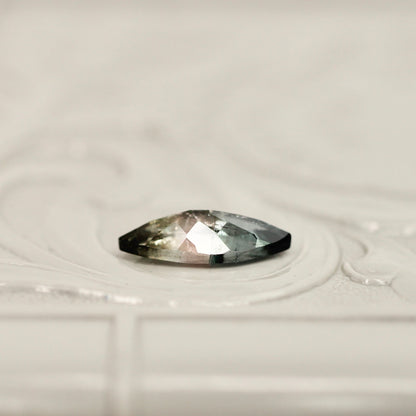 パーティーカラードトルマリン 0.72ct マーキスカット 9.7mm×4.5mm×2.6mm【MJ3037】