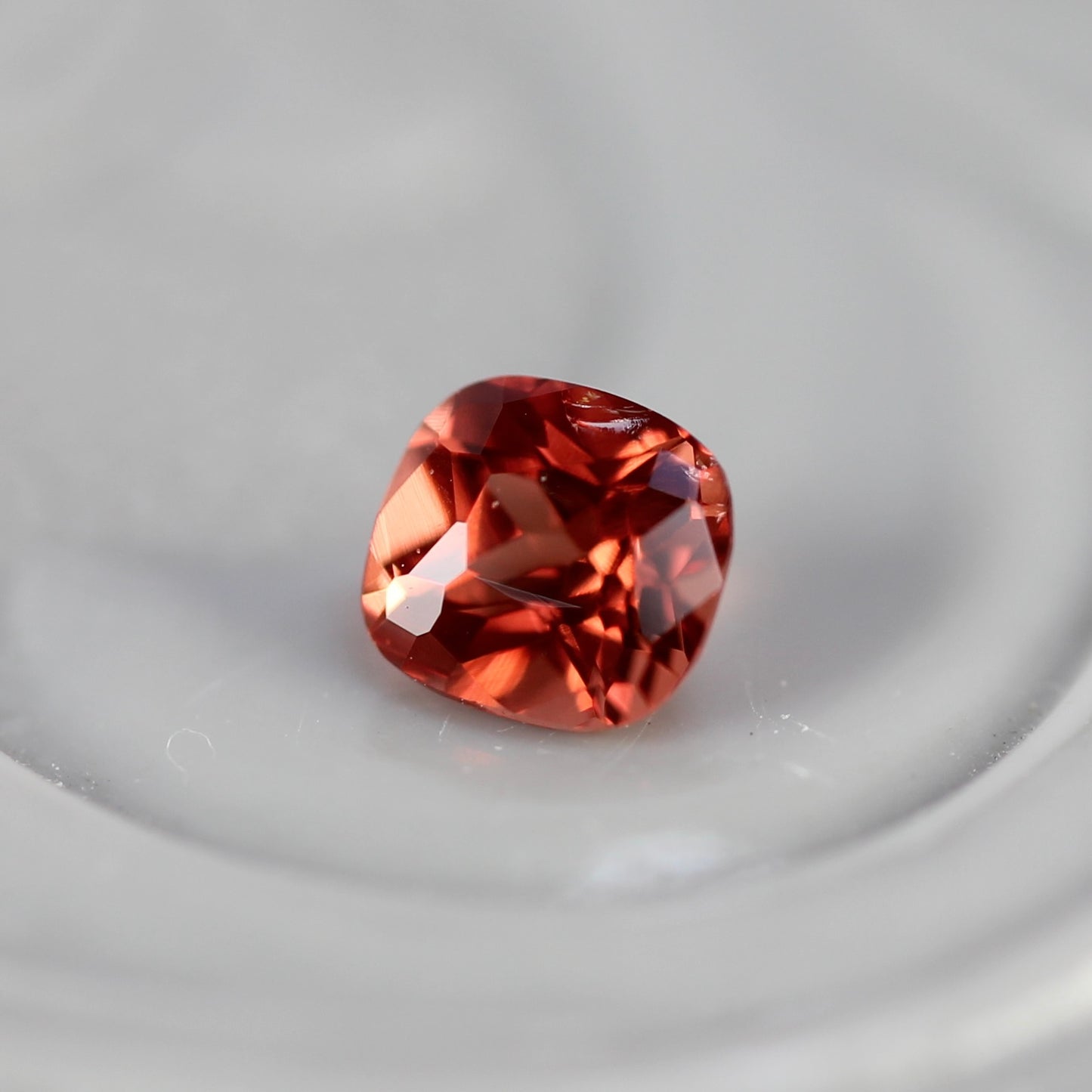 レッドスピネル 0.15ct クッションカット 3.1mm×2.9mm×2.1mm【MJ2760】