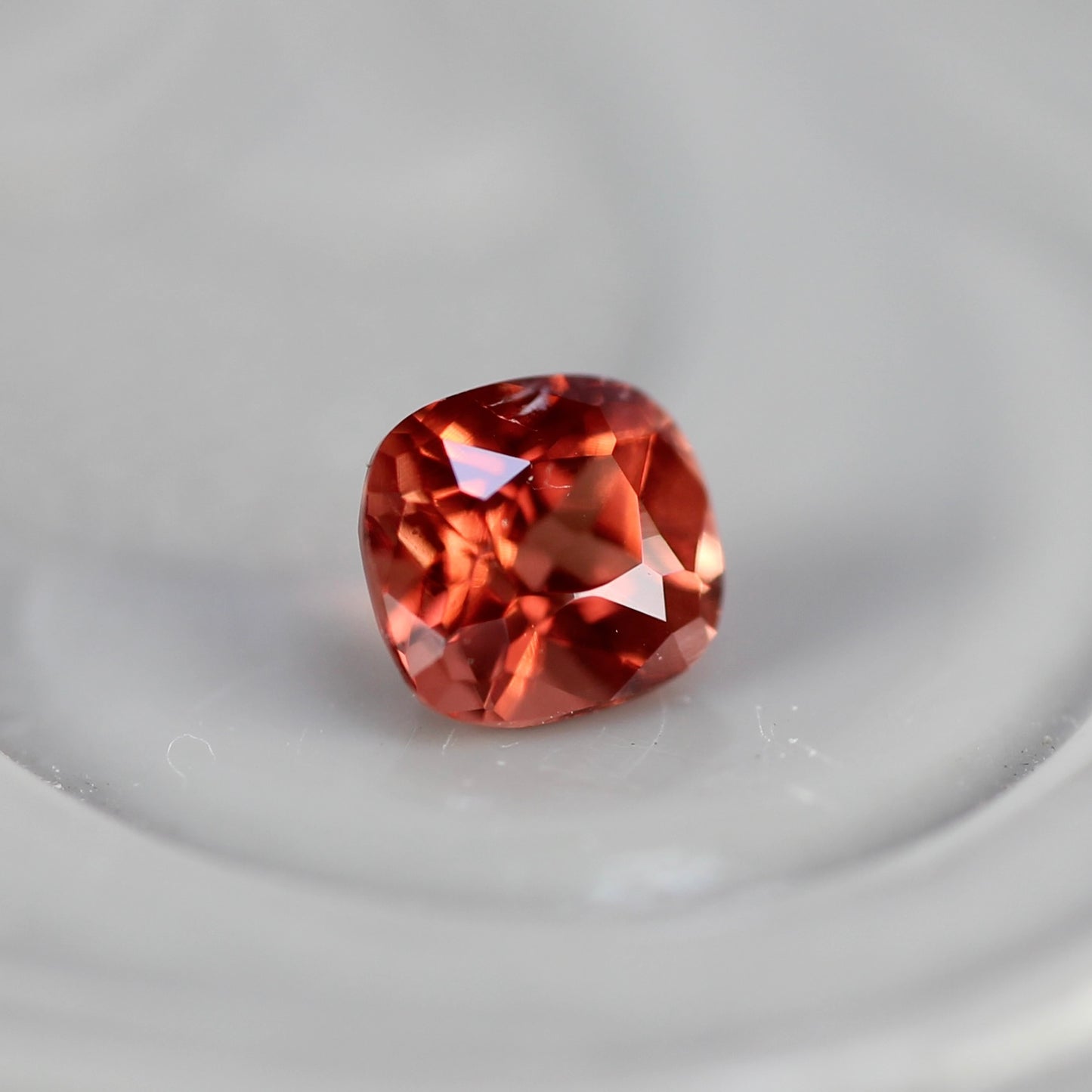 レッドスピネル 0.15ct クッションカット 3.1mm×2.9mm×2.1mm【MJ2760】