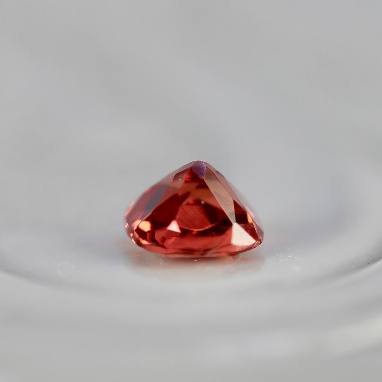 レッドスピネル 0.15ct クッションカット 3.1mm×2.9mm×2.1mm【MJ2760】