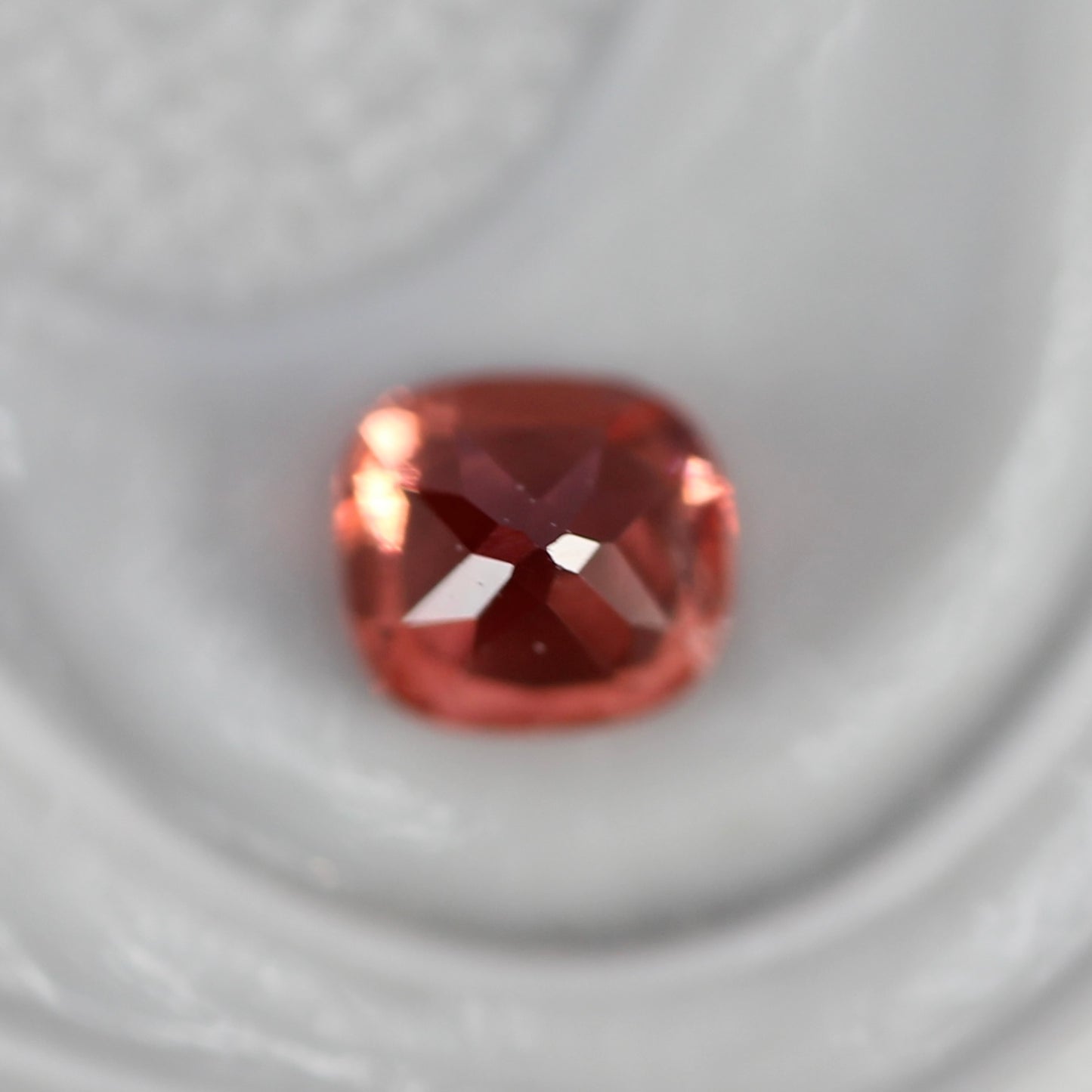 レッドスピネル 0.15ct クッションカット 3.1mm×2.9mm×2.1mm【MJ2760】