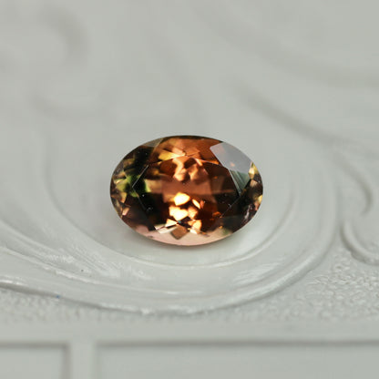 バイカラートルマリン 0.90ct オーバルカット 7.0mm×5.0mm×3.8mm【MJ3044】