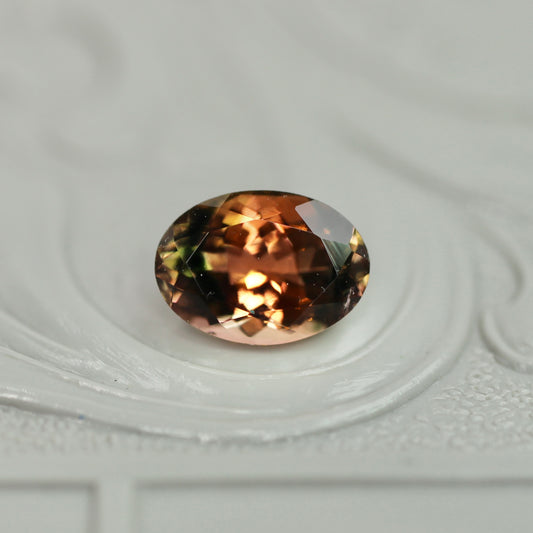 バイカラートルマリン 0.90ct オーバルカット 7.0mm×5.0mm×3.8mm【MJ3044】