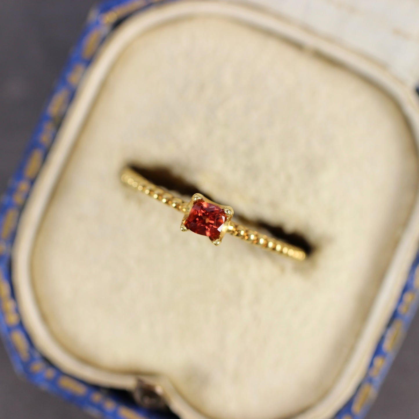 レッドスピネル 0.15ct クッションカット 3.1mm×2.9mm×2.1mm【MJ2760】