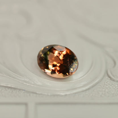 バイカラートルマリン 0.90ct オーバルカット 7.0mm×5.0mm×3.8mm【MJ3044】