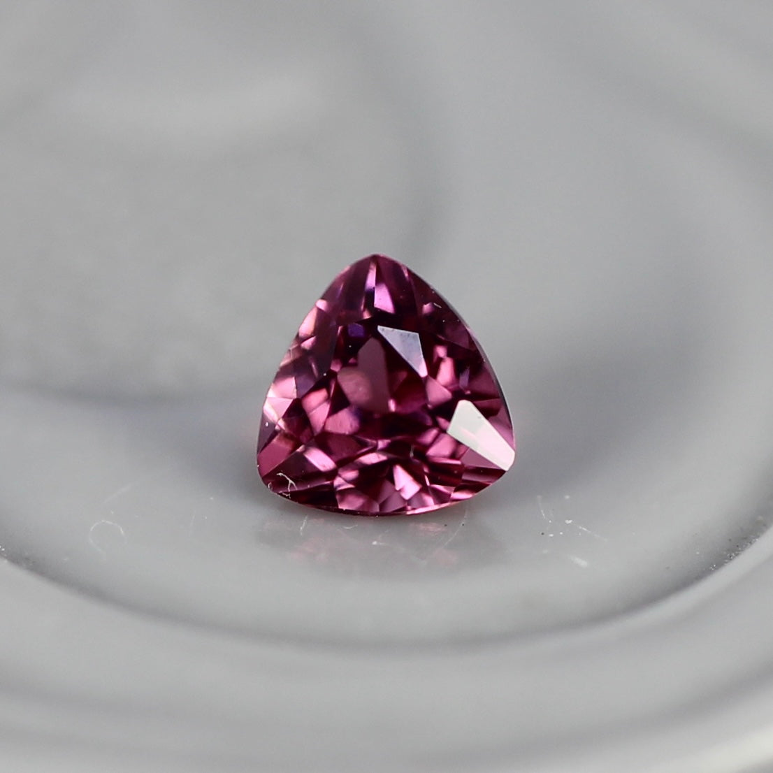 ピンクスピネル 0.10ct トリリアントカット 2.8mm×2.8mm×1.9mm【MJ2761】