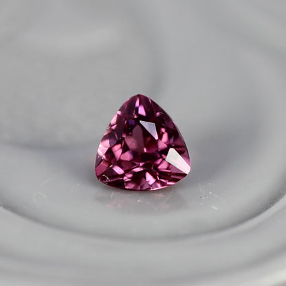 ピンクスピネル 0.10ct トリリアントカット 2.8mm×2.8mm×1.9mm【MJ2761】