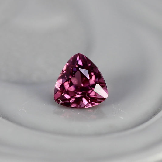 ピンクスピネル 0.10ct トリリアントカット 2.8mm×2.8mm×1.9mm【MJ2761】
