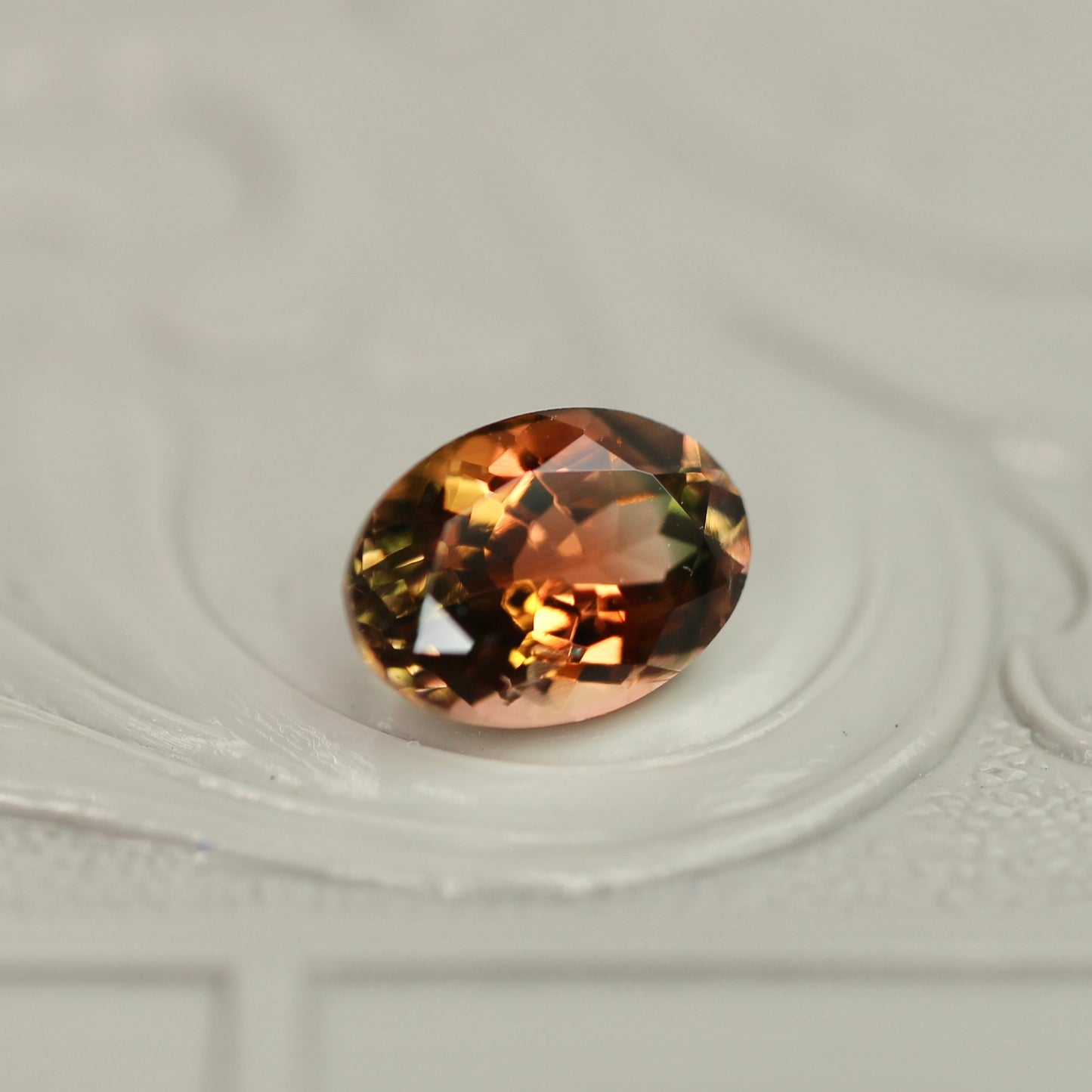 バイカラートルマリン 0.90ct オーバルカット 7.0mm×5.0mm×3.8mm【MJ3044】