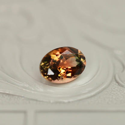 バイカラートルマリン 0.90ct オーバルカット 7.0mm×5.0mm×3.8mm【MJ3044】