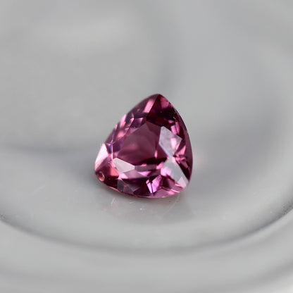 ピンクスピネル 0.10ct トリリアントカット 2.8mm×2.8mm×1.9mm【MJ2761】