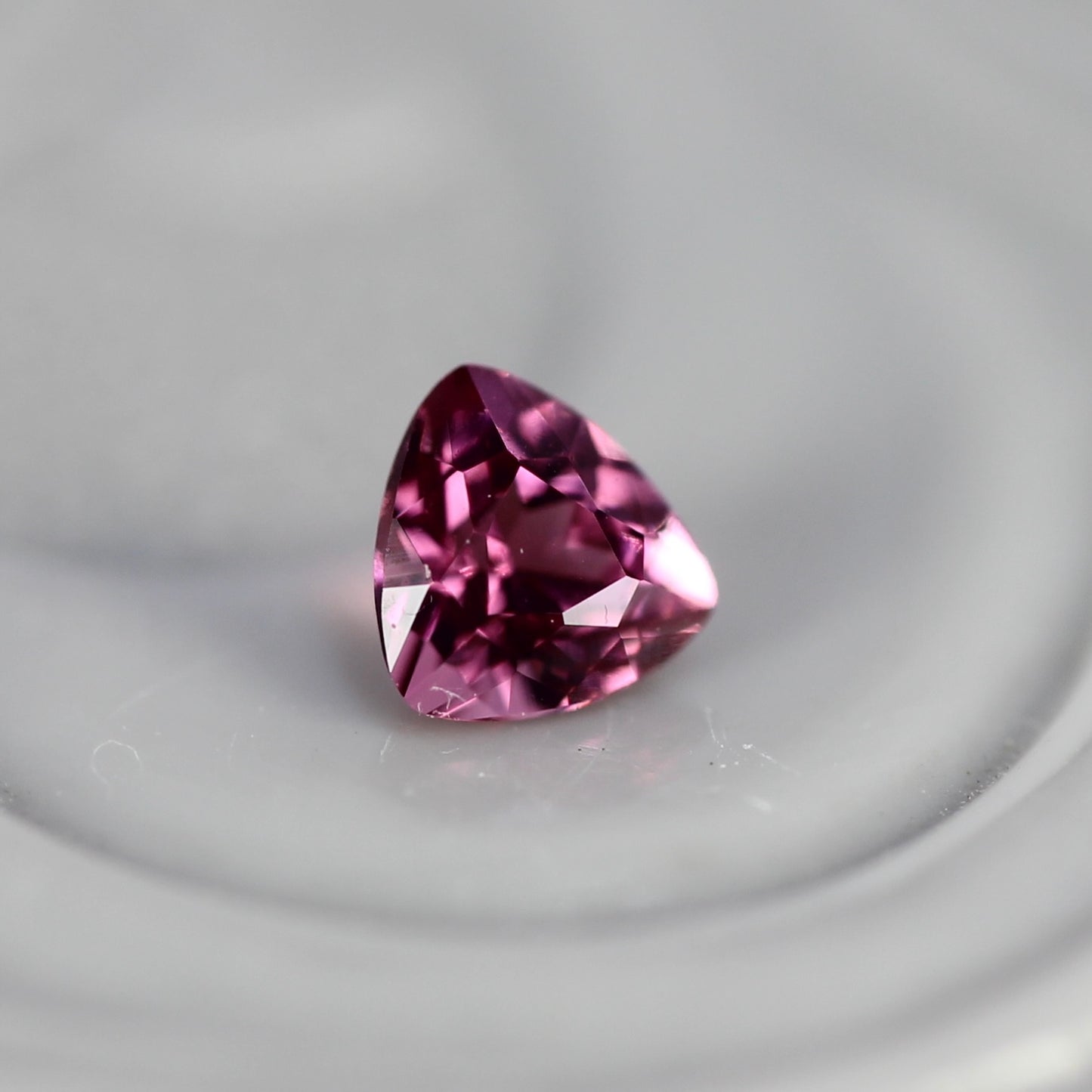 ピンクスピネル 0.10ct トリリアントカット 2.8mm×2.8mm×1.9mm【MJ2761】