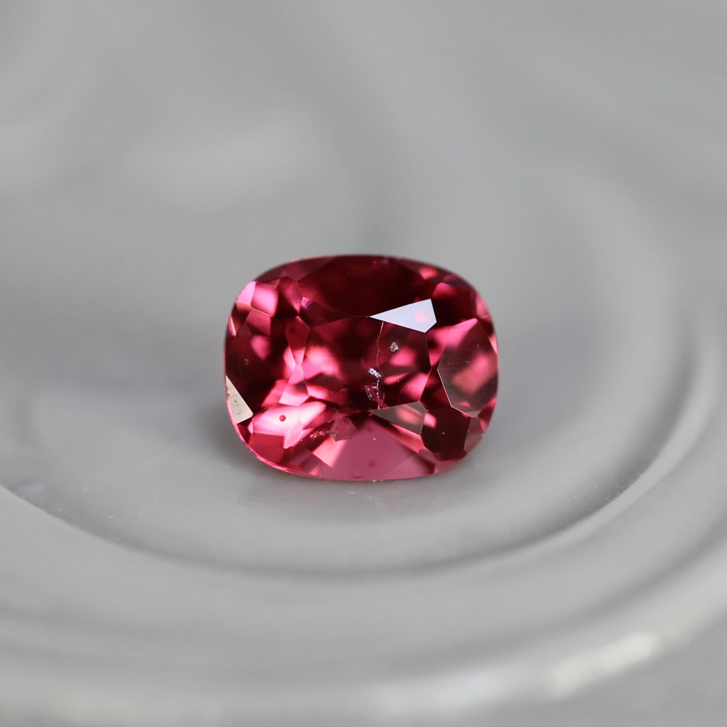 ピンクスピネル 0.21ct クッションカット 3.9mm×2.1mm×2.2mm【MJ2762】