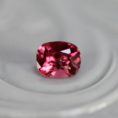 ピンクスピネル 0.21ct クッションカット 3.9mm×2.1mm×2.2mm【MJ2762】