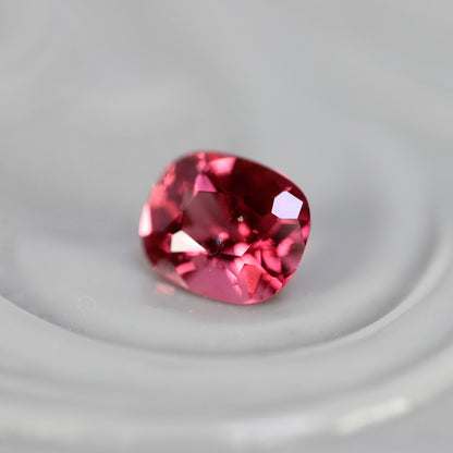 ピンクスピネル 0.21ct クッションカット 3.9mm×2.1mm×2.2mm【MJ2762】