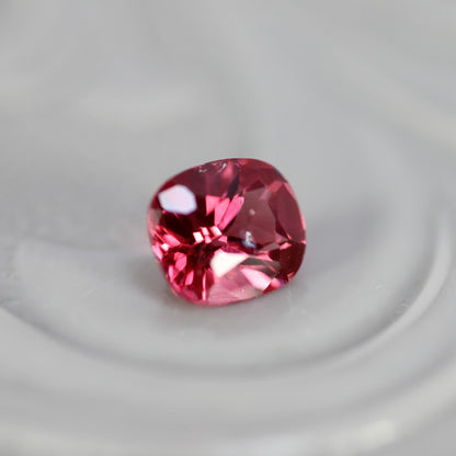 ピンクスピネル 0.21ct クッションカット 3.9mm×2.1mm×2.2mm【MJ2762】