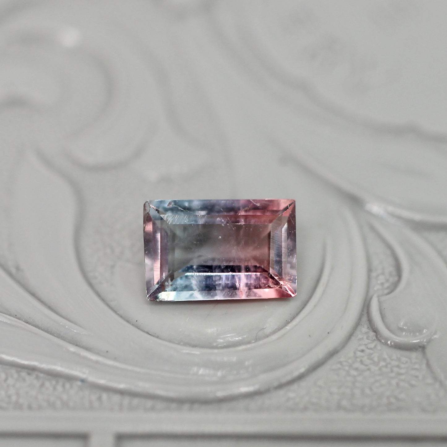 パーティーカラードトルマリン 0.76ct レクタングルカット 7.1mm×4.7mm×2.6mm【MJ3038】