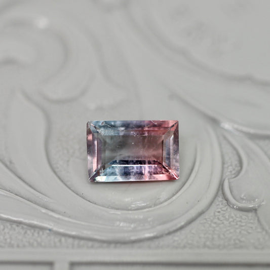 パーティーカラードトルマリン 0.76ct レクタングルカット 7.1mm×4.7mm×2.6mm【MJ3038】