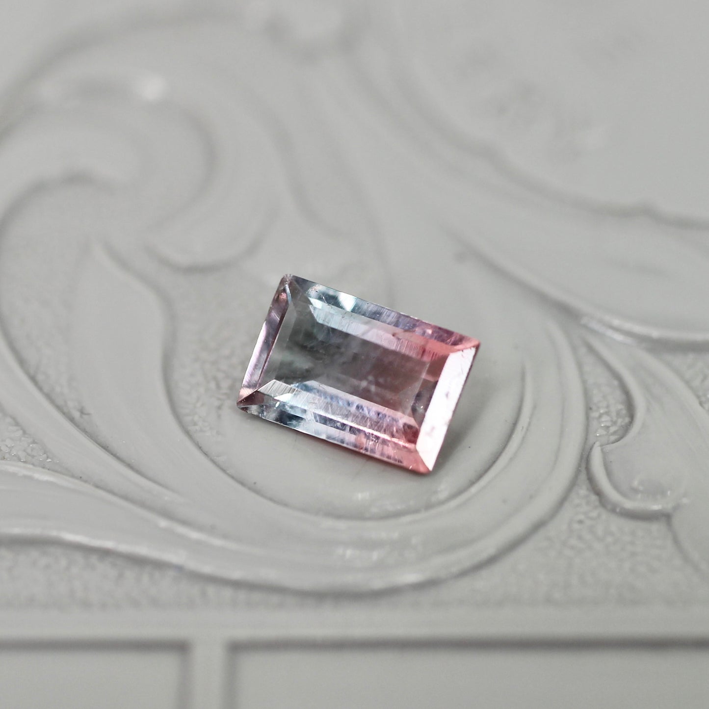 パーティーカラードトルマリン 0.76ct レクタングルカット 7.1mm×4.7mm×2.6mm【MJ3038】