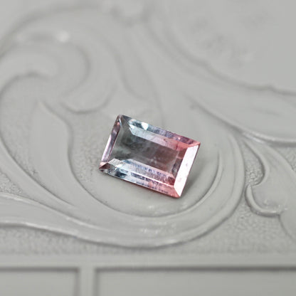 パーティーカラードトルマリン 0.76ct レクタングルカット 7.1mm×4.7mm×2.6mm【MJ3038】