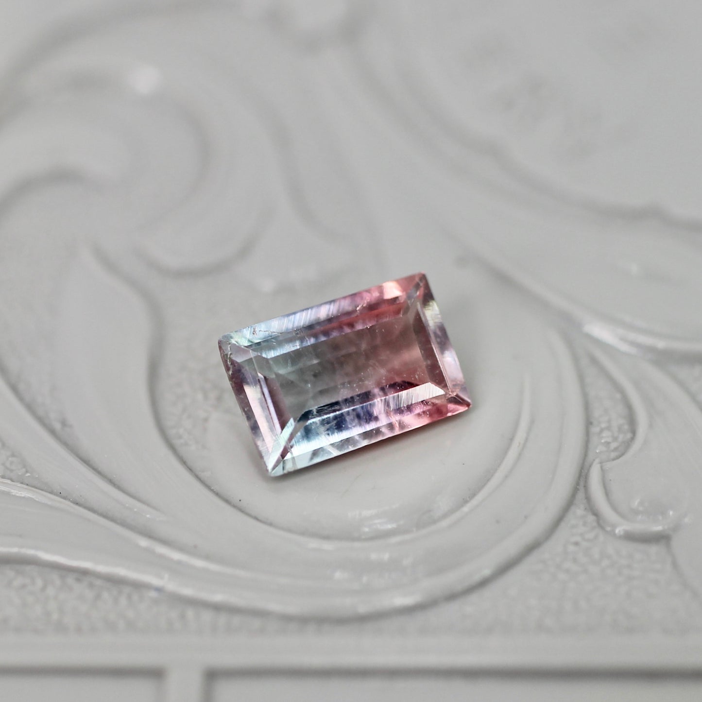 パーティーカラードトルマリン 0.76ct レクタングルカット 7.1mm×4.7mm×2.6mm【MJ3038】