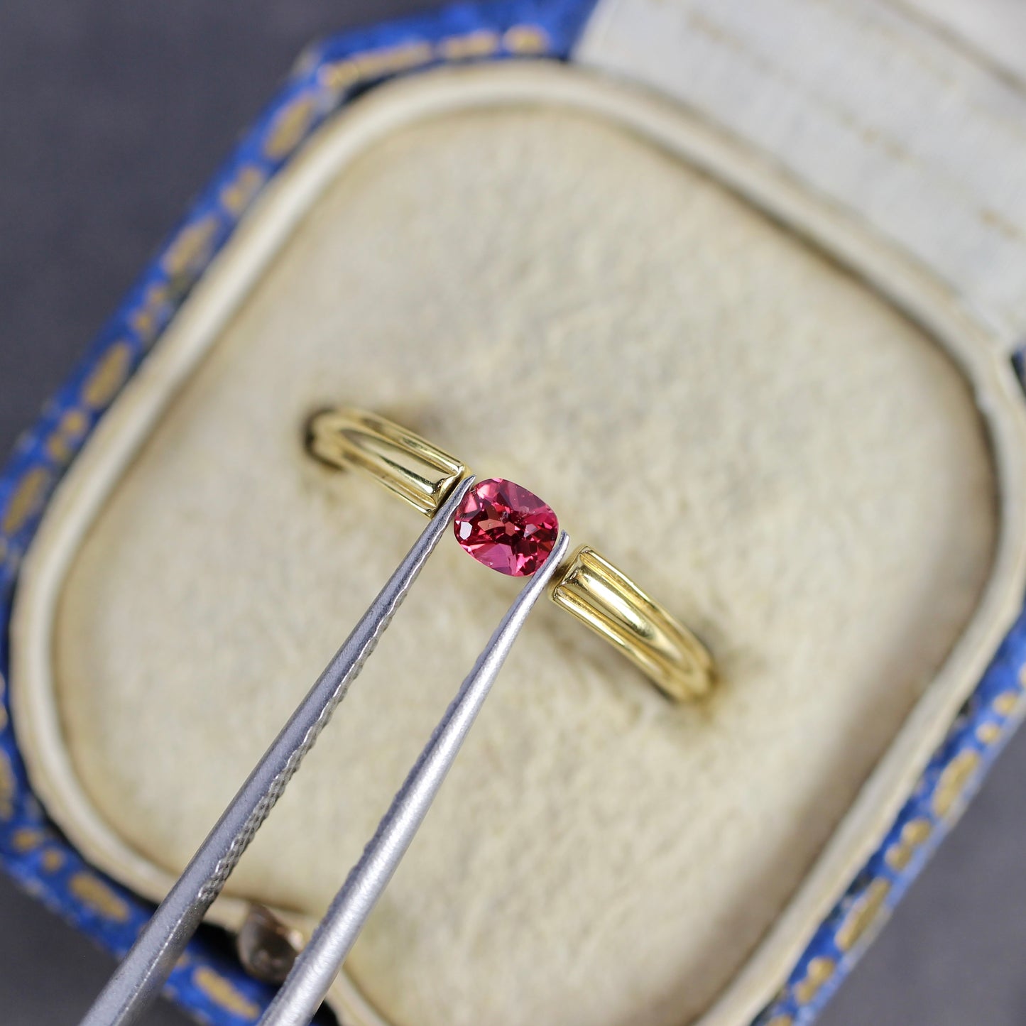 ピンクスピネル 0.21ct クッションカット 3.9mm×2.1mm×2.2mm【MJ2762】