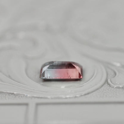 パーティーカラードトルマリン 0.76ct レクタングルカット 7.1mm×4.7mm×2.6mm【MJ3038】