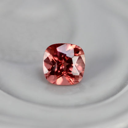 レッドスピネル 0.13ct クッションカット 2.9mm×2.8mm×2.1mm【MJ2763】