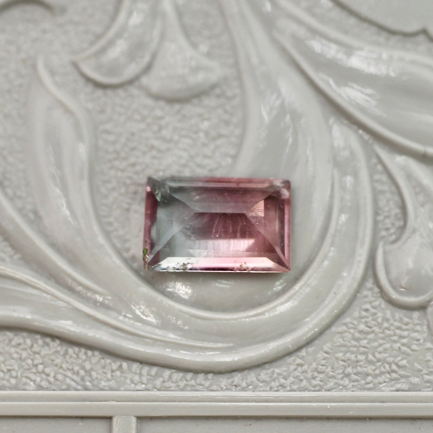 パーティーカラードトルマリン 0.76ct レクタングルカット 7.1mm×4.7mm×2.6mm【MJ3038】