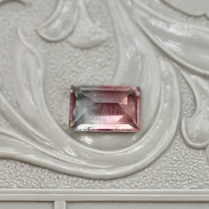 パーティーカラードトルマリン 0.76ct レクタングルカット 7.1mm×4.7mm×2.6mm【MJ3038】