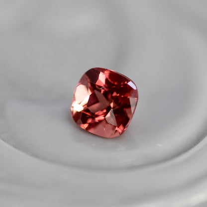レッドスピネル 0.13ct クッションカット 2.9mm×2.8mm×2.1mm【MJ2763】