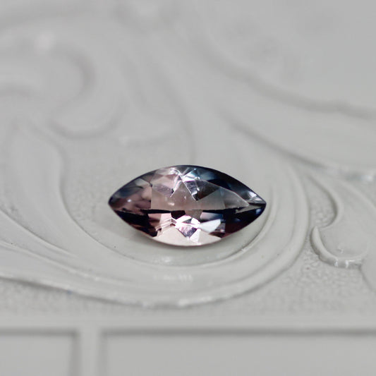 バイカラートルマリン 0.64ct マーキスカット 8.6mm×4.3mm×2.9mm【MJ3039】